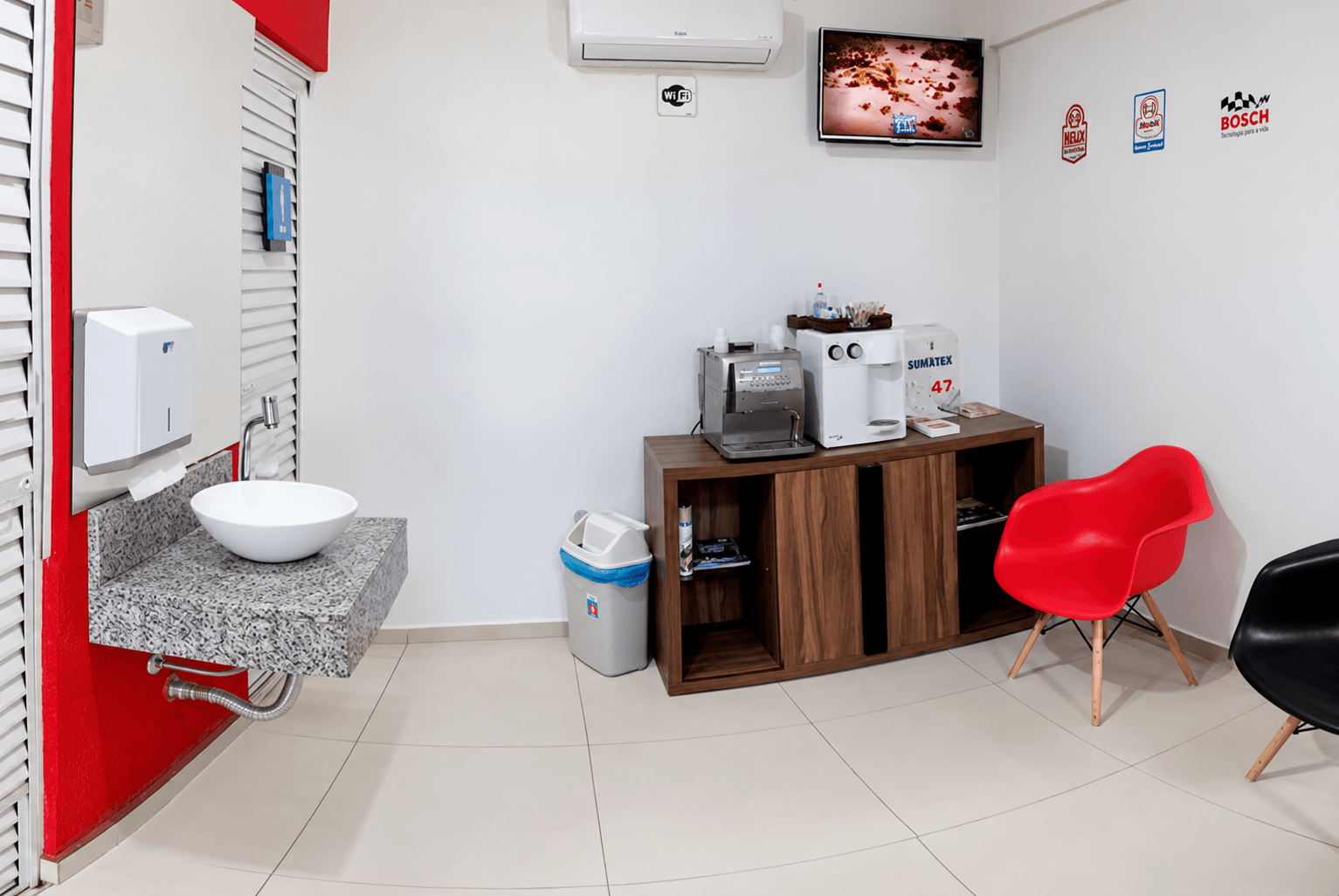 Sala de espera climatizada da Axial Car, com café e Wi-Fi